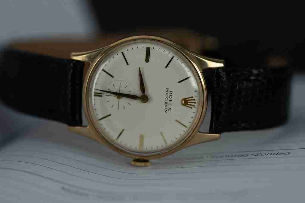 Goldene Vintage-Armbanduhr auf einem alten Dokument
