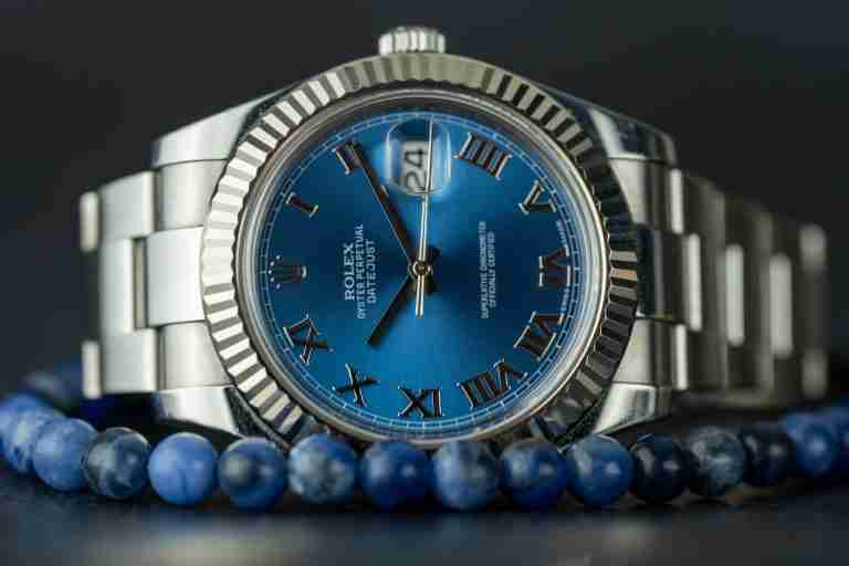 Klassische Armbanduhr aus Stahl mit hellblauem Zifferblatt