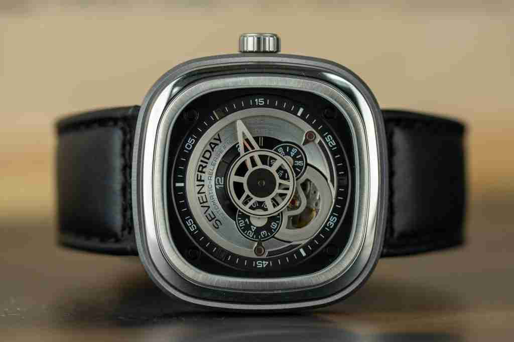 Armbanduhr mit sichtbarem offenem Uhrwerk